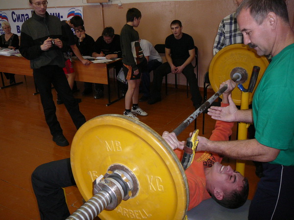 В Вурнарах состоялись соревнования по русскому жиму
